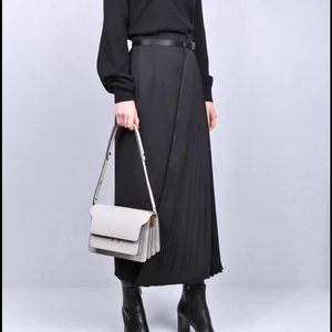 BNWT Prada skirt Gonna. Colour Nero. Size 40.